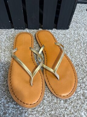 Vineyard Vines Gold Strap Tan Sandal Flip Flops
